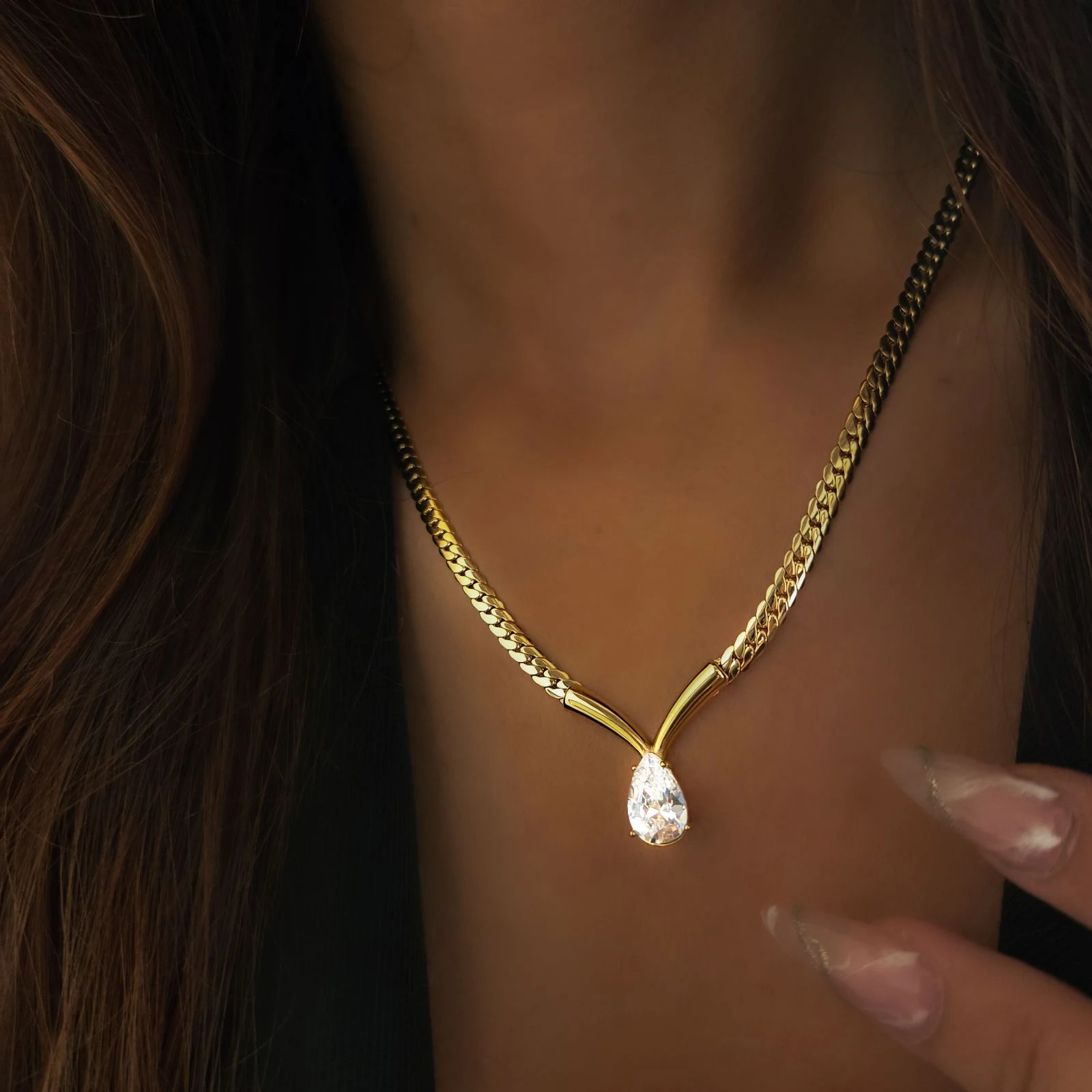 Collier doré en acier inoxydable maille gourmette avec pendentif goutte zircon